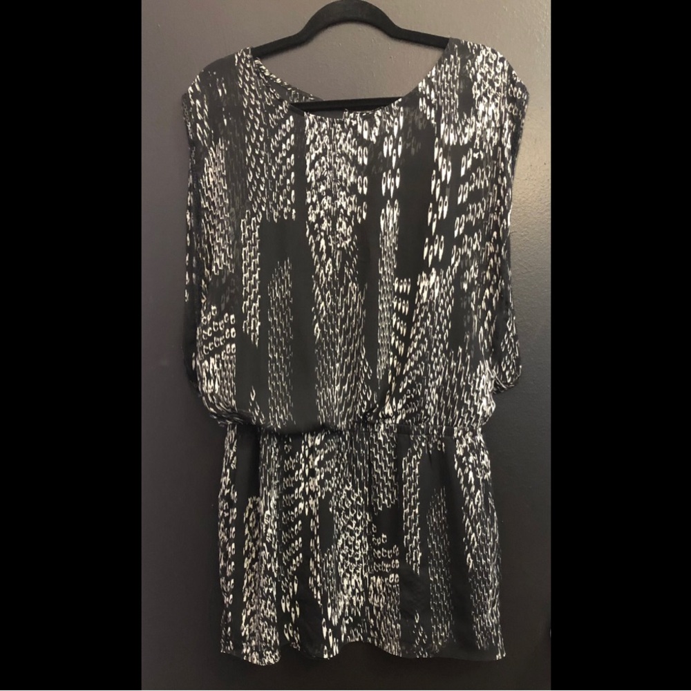 EXPRESS Black & White Patterned Blouson Top